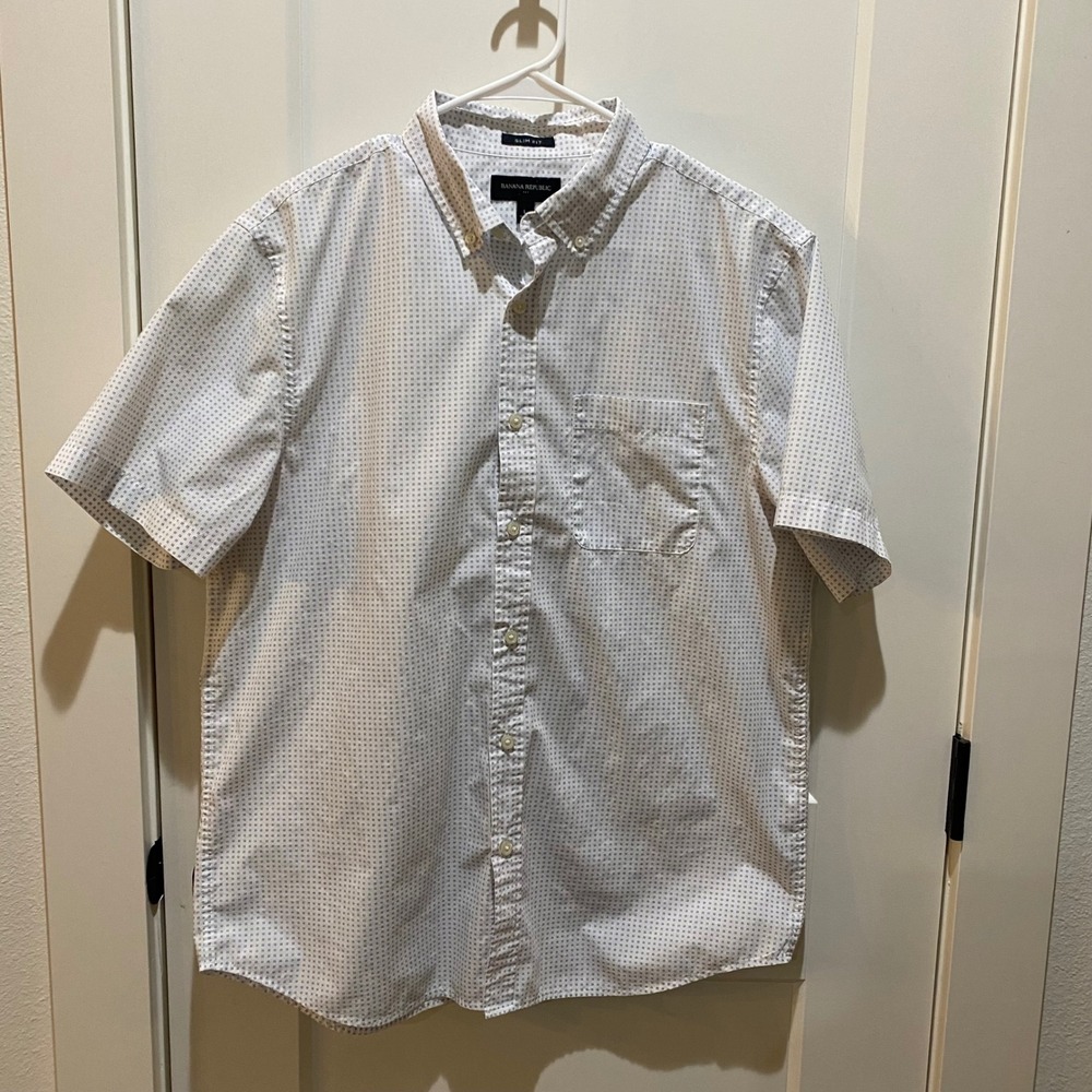 Banana Republic Men's Short Sleeve Button Down. White/Blue Design. Large: